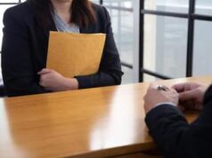 Dallo sbavatore al sessatore di pulcini, ecco i mestieri più strani e dove trovarli