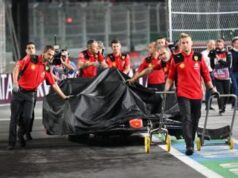Ferrari di Sainz distrutta da un tombino a Las Vegas: “Inaccettabile” – Video