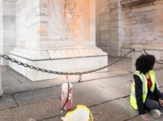 Milano, attivisti di Ultima Generazione imbrattano Arco della Pace