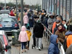 Povertà a Milano, le storie di chi è in fila per un pasto: “Qui per sopravvivere”