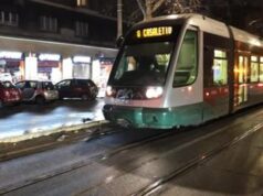 Roma, sfonda vetro tram 8 con un calcio: ferita da schegge una 19enne
