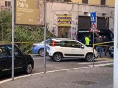 Uccisa da albero crollato a Roma, la rabbia del figlio della vittima: “Tagliate tutto”