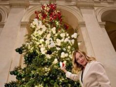 8 dicembre, gli auguri social di Giorgia Meloni: foto con albero Natale tricolore
