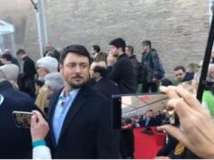 Andrea Giambruno ad Arteju, il saluto con Arianna Meloni