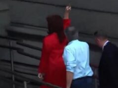 Argentina, l’ex presidente Kirchner contestata: risponde con dito medio