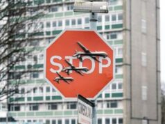 Banksy, misterioso furto a Londra: rubata opera su cartello stradale di Stop