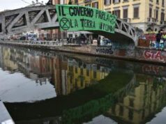 Blitz attivisti Extinction Rebellion, da Venezia a Roma fiumi tinti di verde