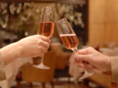 Brindisi di Capodanno, tappi di bottiglia a 80 all’ora: rischio danni gravi agli occhi