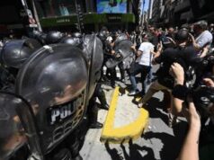 Buenos Aires, scontri durante le proteste contro il maxi decreto Milei