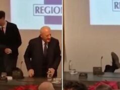 Gli sfilano la sedia e De Luca cade al brindisi di fine anno: la sequenza è virale