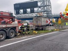 Incidente nel milanese, tir perde controllo su A4: un morto