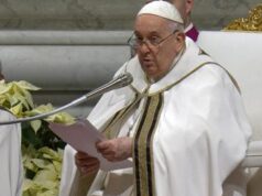 Messa Natale, Papa: “Cuore a Betlemme, dove Principe della pace è rifiutato da logica guerra”