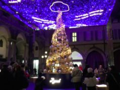 Milano, auguri natalizi di Baci Perugina illuminano Piazza dei Mercanti