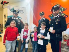 Natale: Carabinieri regalano i ‘pandorini’ ai bambini dello Zen