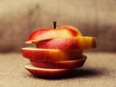 Natale, ecco i rimedi anti abbuffate: dal trucco della mela alle tisane