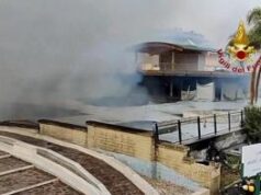 Roma, incendio in autorimessa: esplode bombola di gpl, feriti due vigili del fuoco