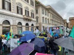 Sciopero medici, dottori al sit in di Roma: “In pensione prima del coccolone”