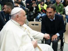 Scultura, l’artista iraniano Howtan Re dona a Papa Francesco il suo Cristo col piercing