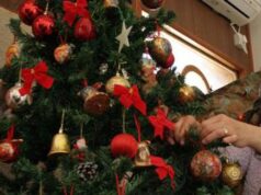 Tombolate e feste notturne, come sopravvivere al Natale in condominio