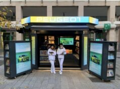 Una speciale edicola a Milano per scoprire la nuova PEUGEOT E-208