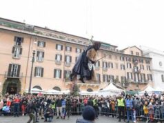 A piazza Navona tutto pronto per l’arrivo della Befana dal cielo