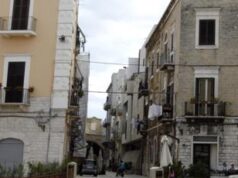 Bari, camion gli urta il balcone: marito e moglie cadono giù dal primo piano