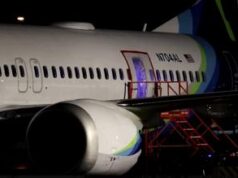 Boeing 737 Max 9, in un cortile dell’Oregon il pezzo di fusoliera che si è staccato in volo