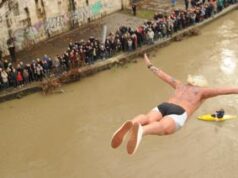 Capodanno a Roma, Mister Ok va in pensione: “Basta tuffi nel Tevere”
