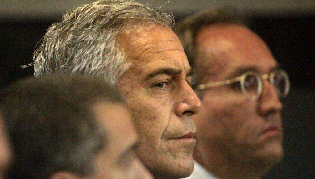 Caso Epstein, diffuse nuove foto: ci sono anche Bill Gates e Noam Chomsky