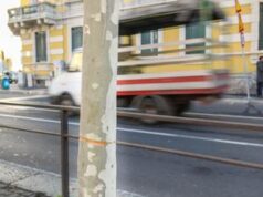 Cavo acciaio teso in strada a Milano, fermato complice: si cerca terza persona