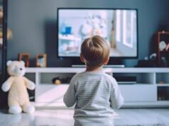 Davanti alla Tv fin da piccoli? Ecco i danni che può fare