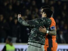 Fiorentina-Inter, invasione di campo a inizio ripresa: un tifoso abbraccia Lautaro