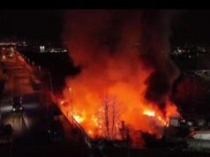 Firenze, vasto incendio in periferia. A Campi Bisenzio l’invito a non aprire le finestre