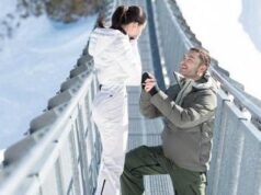 Gossip girl, ‘Chuck Bass’ si sposa: la proposta di Ed Westwick in ginocchio tra la neve