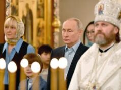 Il Natale ortodosso di Putin, a messa con le famiglie dei soldati morti in Ucraina