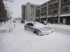 Il freddo estremo blocca le Tesla, decine di auto abbandonate per le strade di Chicago