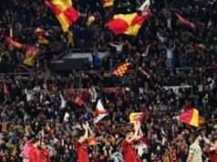 Lazio-Roma, ferito alla testa da un petardo: arrestato tifoso che l’ha lanciato