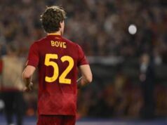 Lazio-Roma, il giallorosso Bove colpito da bottiglia in testa