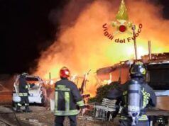 Ostia, baracche in fiamme: 20 evacuati e due feriti