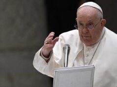 Papa su coppie gay: “Benediciamo le persone, non le associazioni”