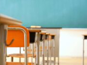 Prof taglia ciocche di capelli a 2 alunne, choc a Venezia: genitori in rivolta