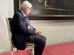 Sgarbi, il quadro rubato e la foto a piedi nudi: “Vogliono farmi le scarpe? Eccole”
