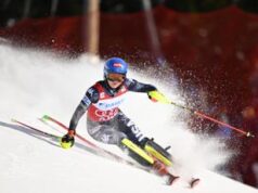 Shiffrin cade nella discesa di Cortina, portata via in elicottero
