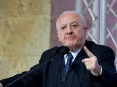 Autonomia, De Luca show: “Governo sta affossando l’Italia, pronti a barricate”