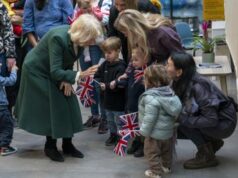 Camilla si carica e il peso della corona mentre Carlo si riprende