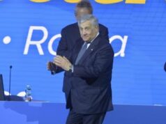 Congresso Forza Italia, oggi elezione di Tajani a segretario: “Futuro roseo nel segno di Berlusconi”