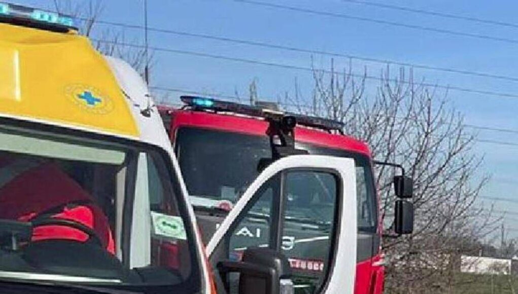Frontale tra auto e bus nel Veneziano, un morto e cinque feriti
