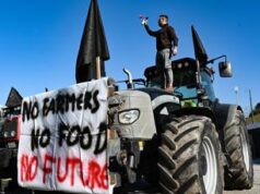 La protesta dei trattori assedia l’Europa, agricoltori bloccano i valichi di frontiera tra Olanda e Belgio
