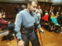 Lo scheletro-robot per tornare a camminare: “Che emozione rialzarsi in piedi”