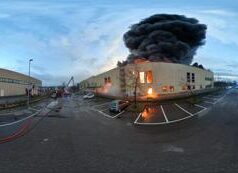 Milano, incendio in azienda materiale plastico di Trucazzano